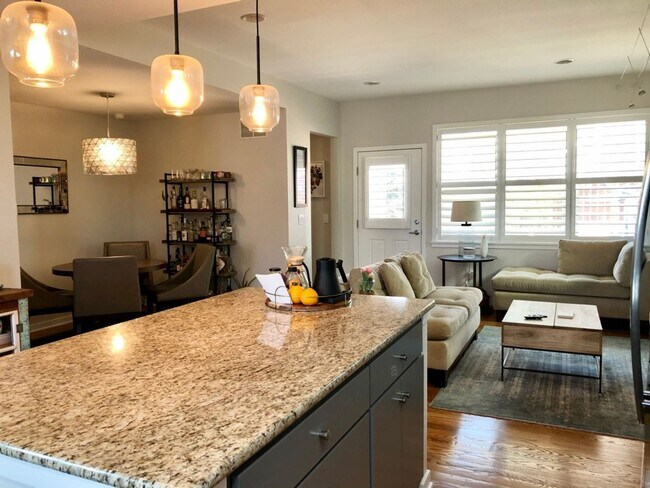 Building Photo - Stunning 3 bed, 3 bath in Holiday Neighborhood! Available July 5th!