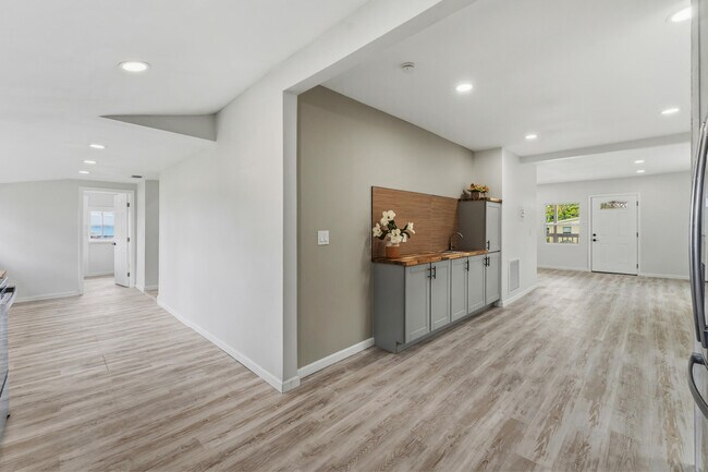 Building Photo - 1566 NW 9th Ave