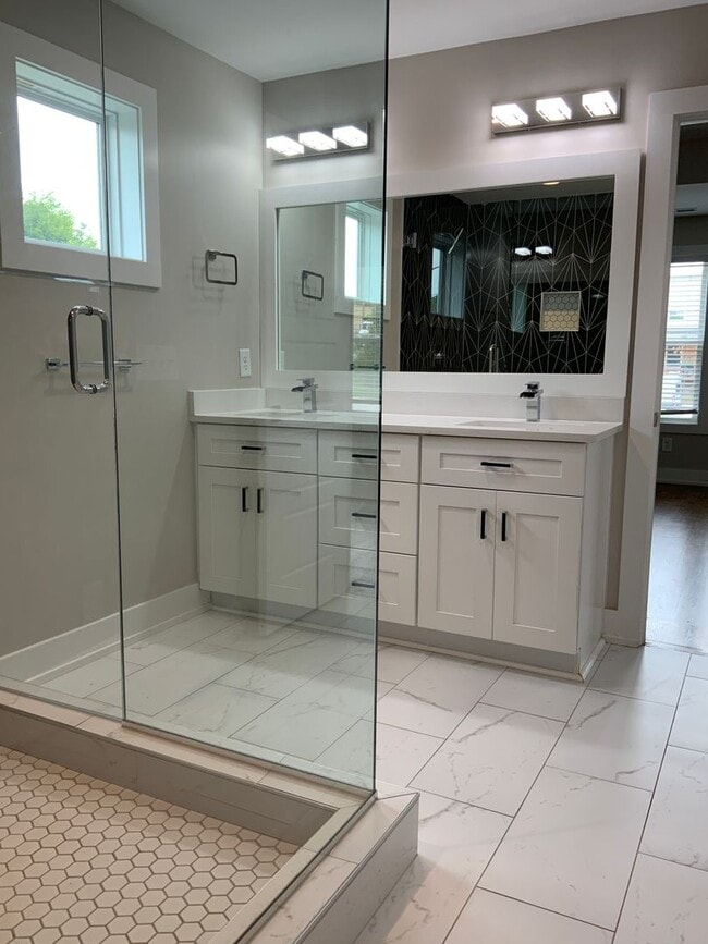 Building Photo - charming 3 bedroom, 3 bathroom home locate...