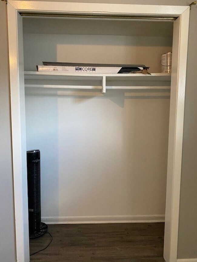 Building Photo - Renovated 1 Bedroom 1 Bath Unit in Quadplex for Rent!