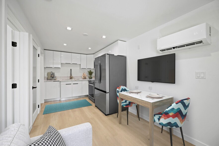 1BD x 1BA - 3535 Ellsworth St.