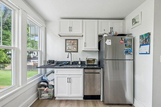 Building Photo - Charming Renovated 2BR/1BA Duplex in 1940s...