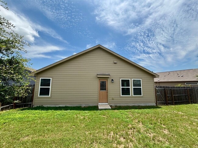 Building Photo - 4 BR / 2 BA - 1,667 SF in San Antonio - WA...
