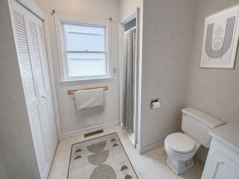 Building Photo - 5212 Lincoln Way