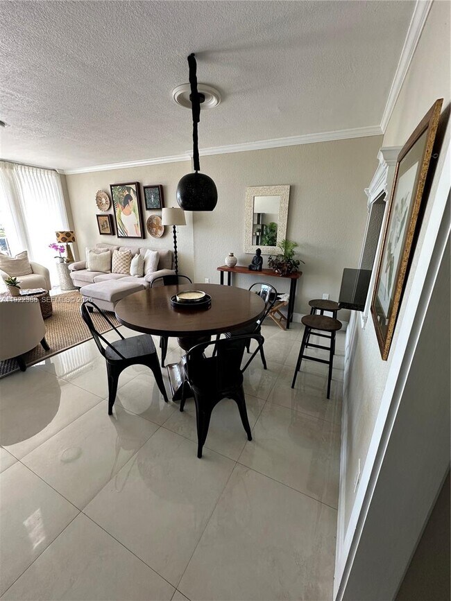 Building Photo - 1700 NW N River Dr