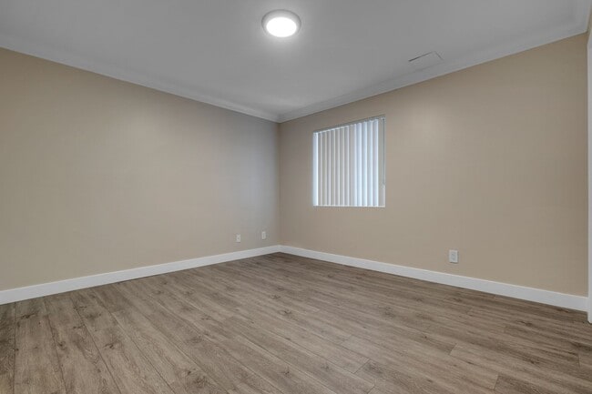 Building Photo - Spacious 3 Bed / 2 Bath apartment with parking & in-unit laundry!