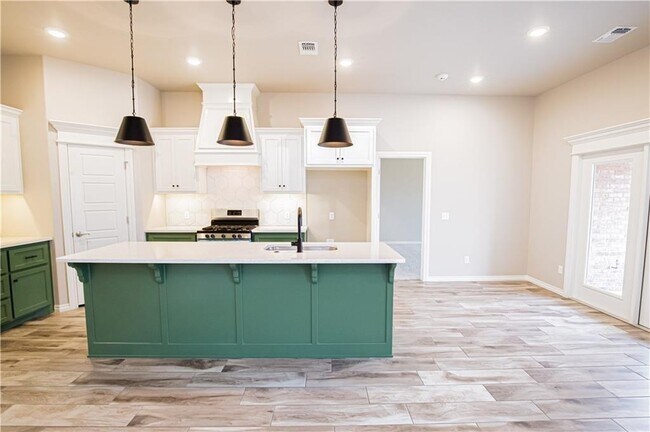 Building Photo - 3516 Lakeside Dr