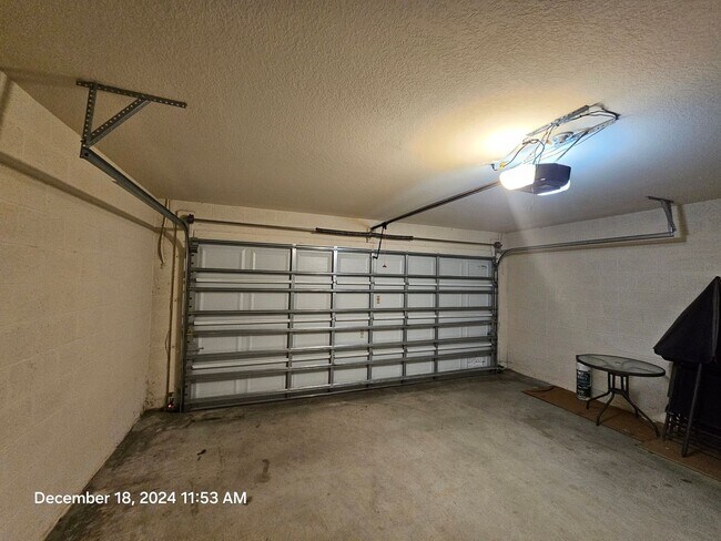 Building Photo - ** Beautiful 3/2 home featuring modern upgrades and a prime location!**