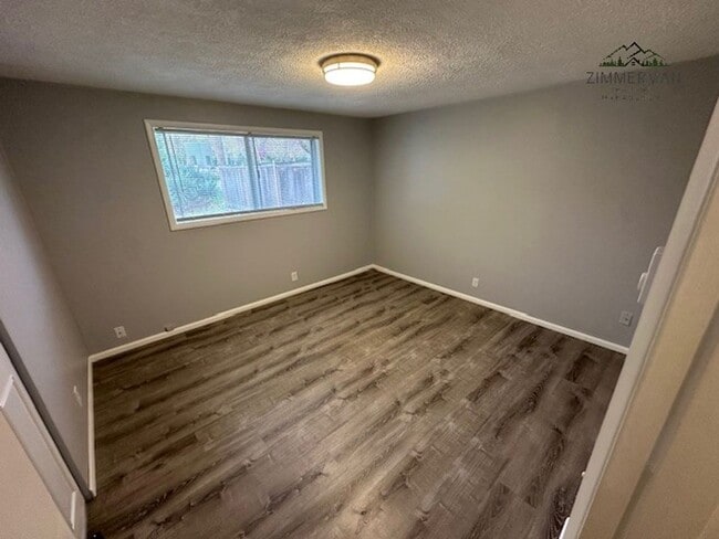 Building Photo - Must see 2 bedroom 1 bath