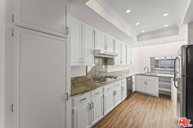 Building Photo - 4338 Redwood Ave