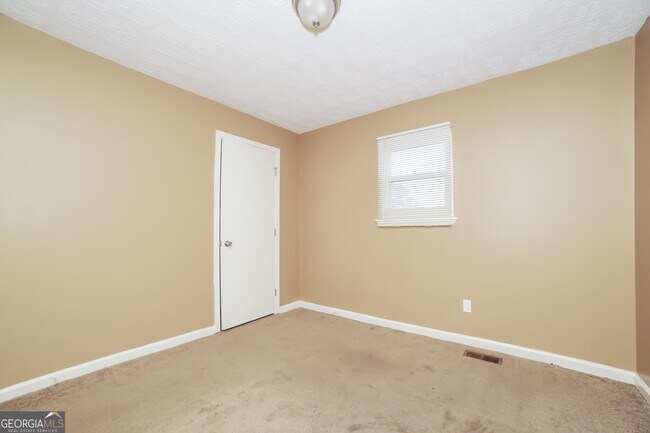 Building Photo - 4872 Pebblebrook Dr