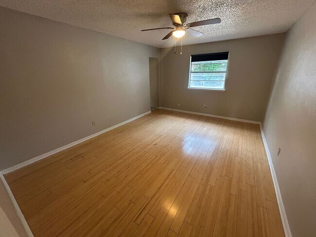 Building Photo - 1006 Holly Hill Ct