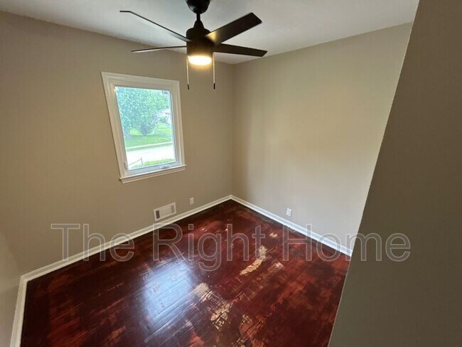 Building Photo - 6929 N 64th St