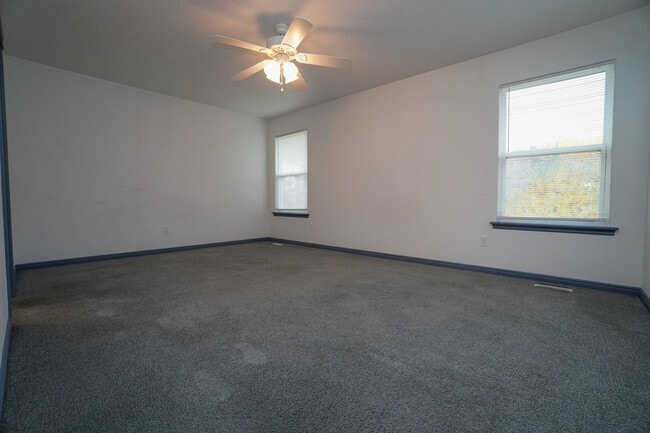 Building Photo - 11301 W Goldenrod Ave