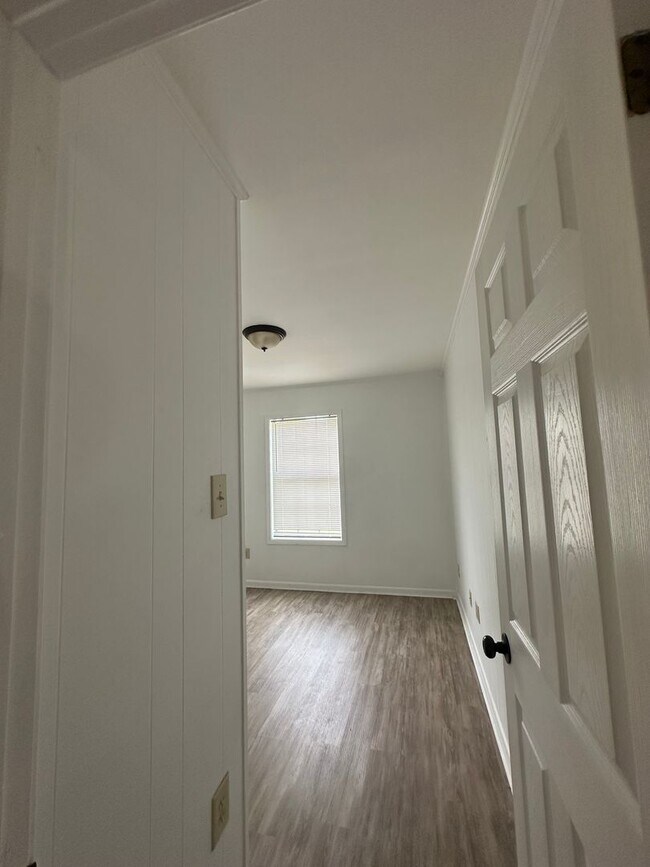 Building Photo - Updated 3 Bedroom 1.5 Bath Home in Gray