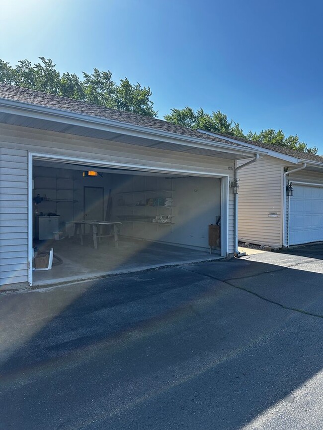 Building Photo - Charming 2-Bedroom, 2-Bathroom Home Overlo...