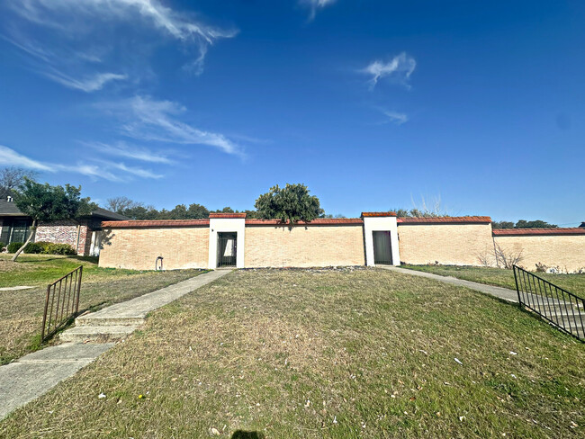 Building Photo - 4015 Burning Tree Dr