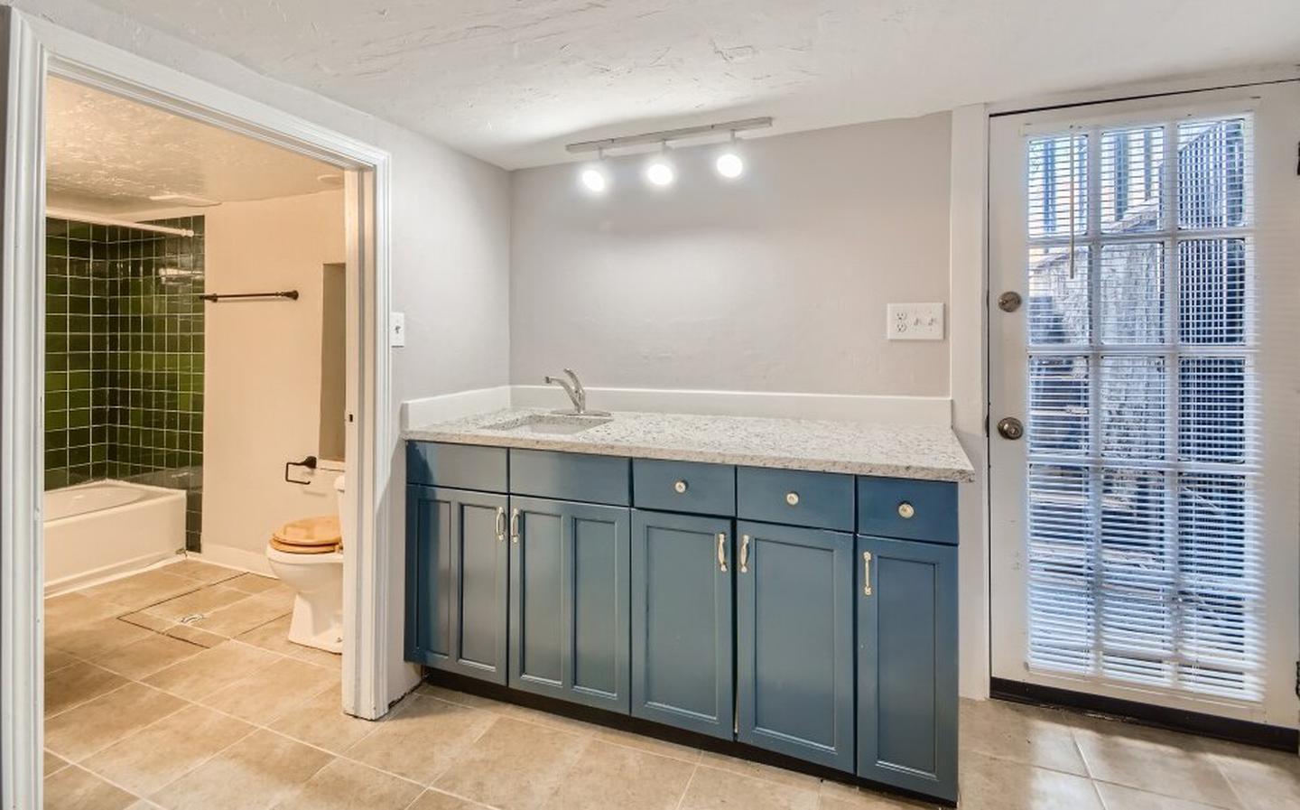 Building Photo - Charming Five Points home only blocks from downtown