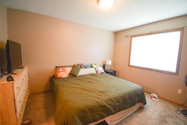 Building Photo - End-of-Cul de Sac 4 Bed 2 Bath Available f...