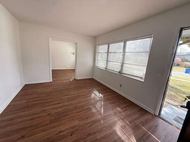 Building Photo - *Move-In Special!* - Sweet 3/1 Ranch Style Home in Arlington