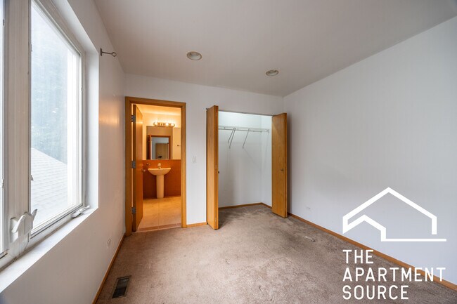 Building Photo - 1049 N Winchester Ave