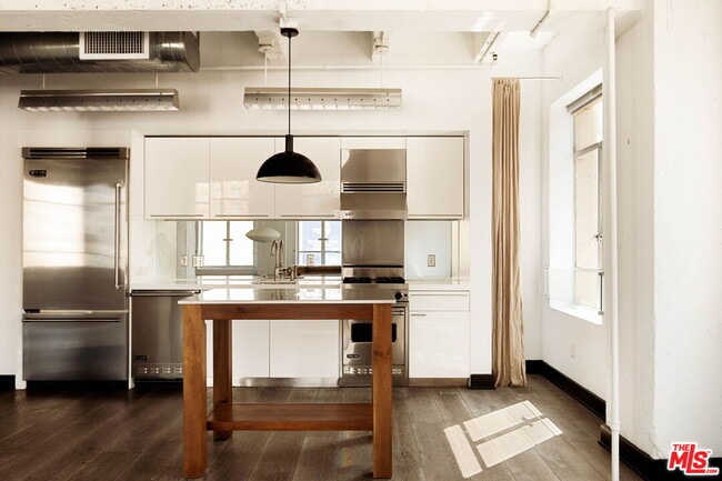 Building Photo - 6253 Hollywood Blvd