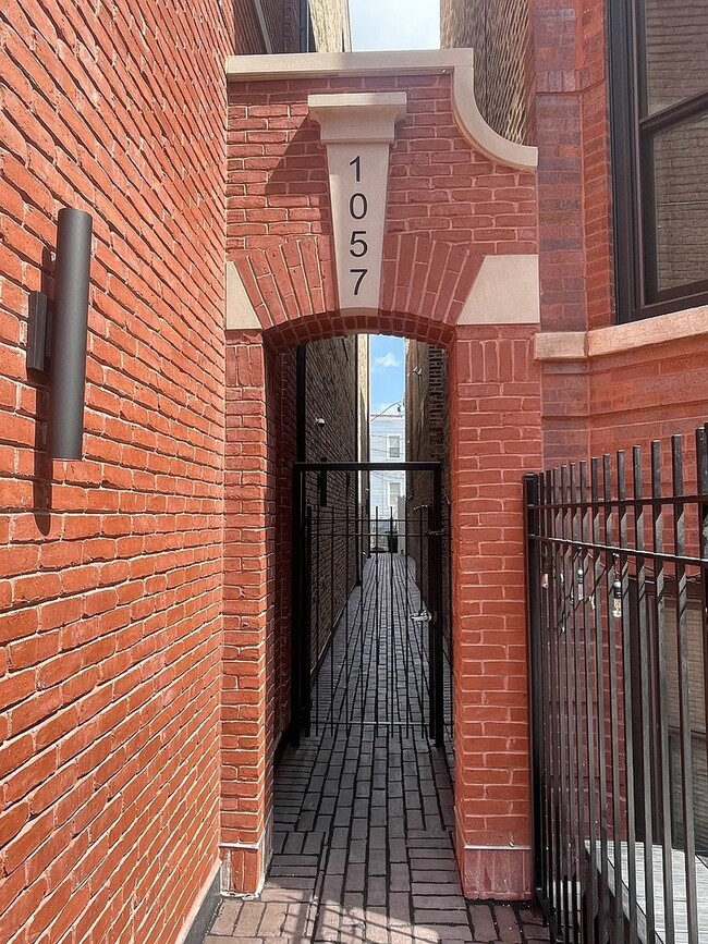 Building Photo - 1057 N Wolcott Ave