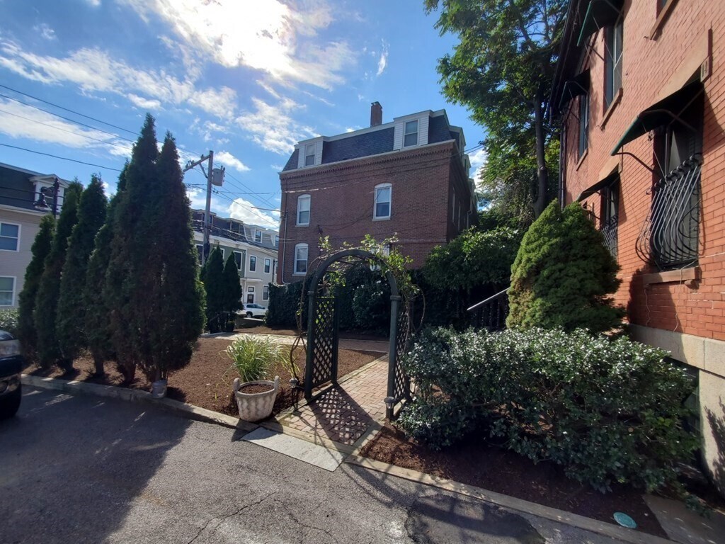 Building Photo - 21 Parker St