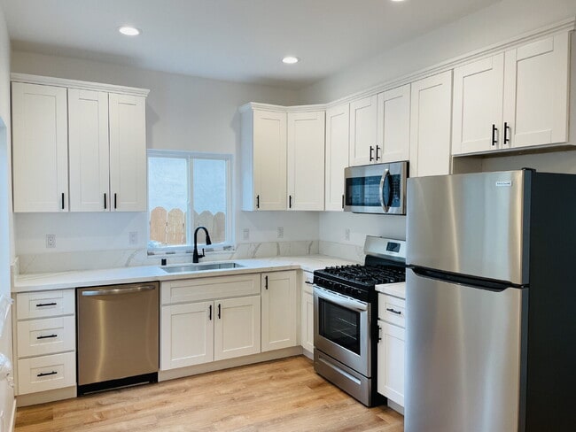 Building Photo - Spacious 3-Bed, 2-Bath Home on Thomson Court