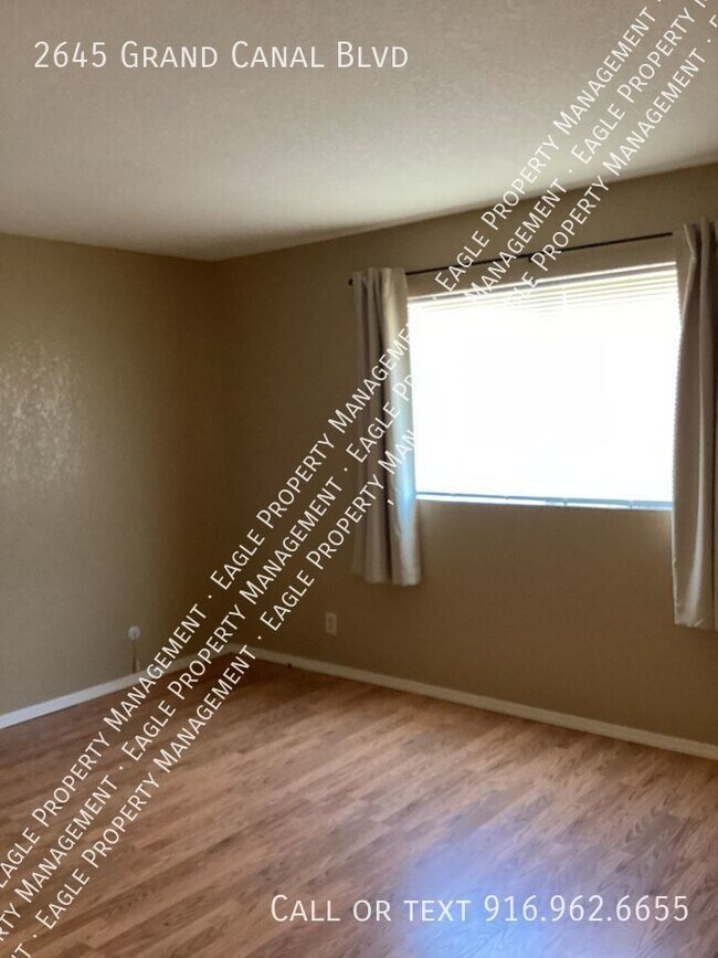 Building Photo - Nicely Updated Duplex