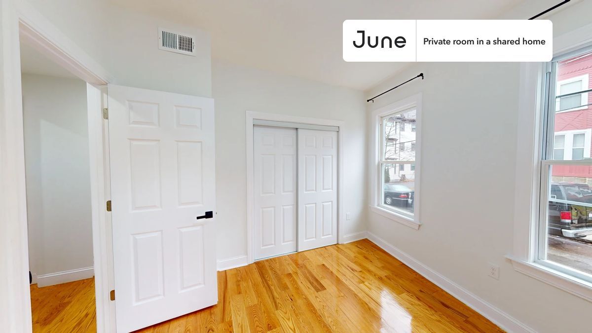 Building Photo - Private bedroom in 4 bed/2 bath Home
