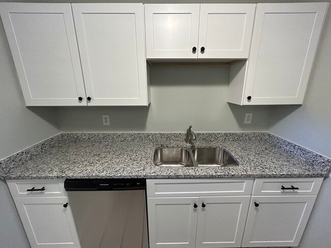 Building Photo - 2014 Hobbs Rd SE