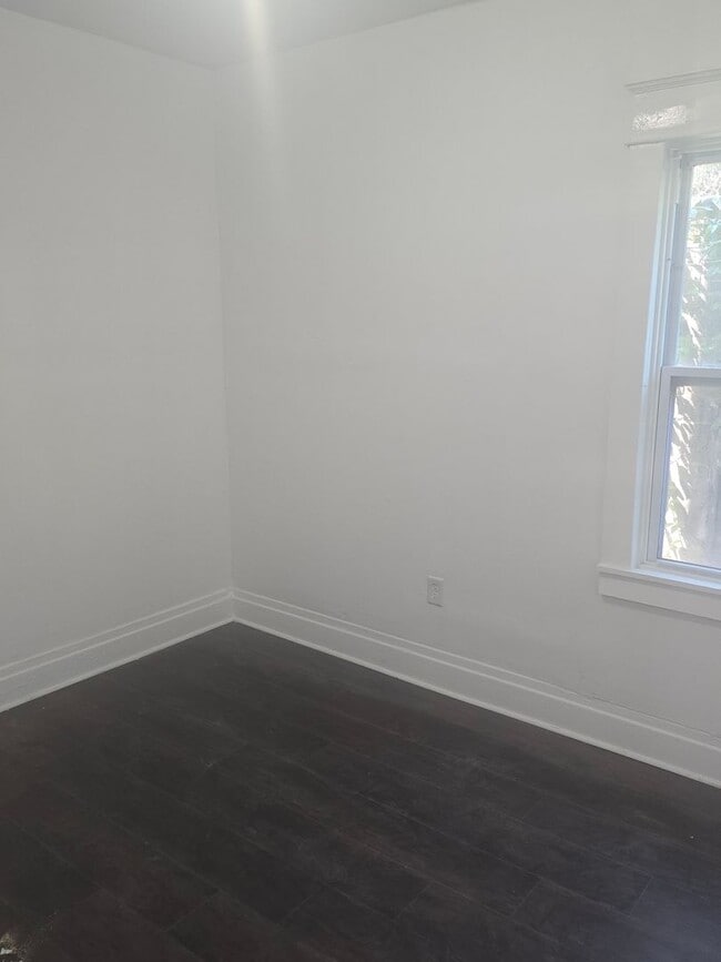 Building Photo - Three Bed 1 Bath Apartment for Rent!