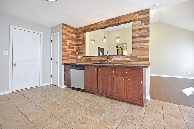 Building Photo - Pet Friendly Three Bedroom!