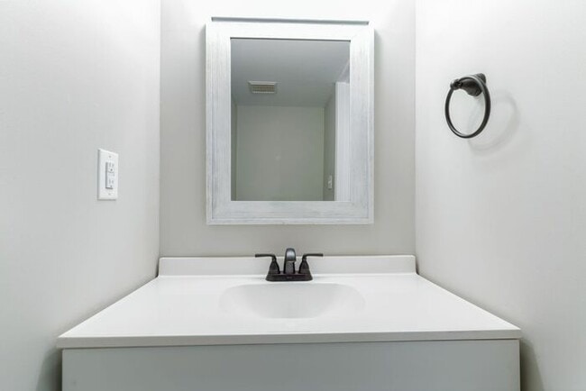 Building Photo - 48030 Mayflower Dr