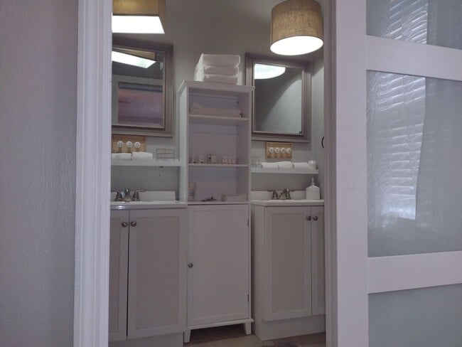 Building Photo - Beautifully renovated 4 bed 5 bath condo with a private back yard