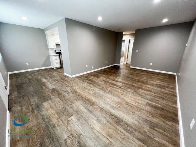 Building Photo - $2695 Remodeled 2 Bed/1 Bath Upstairs Unit