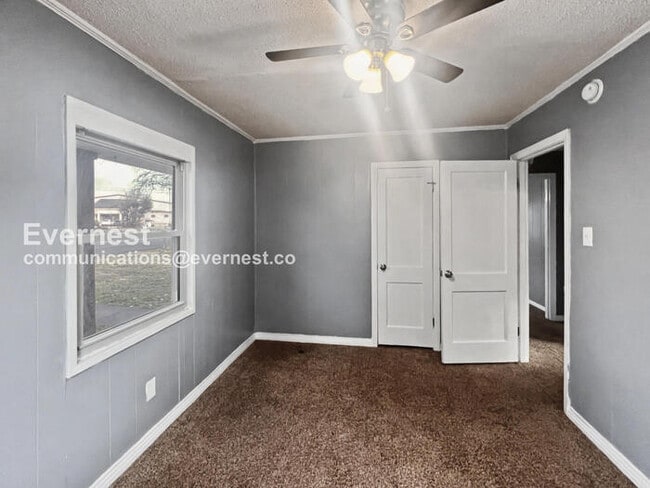 Building Photo - 3 Bed, 2 Bath Home with Fenced Yard / Pet-Friendly / Vouchers Accepted / Available Now!