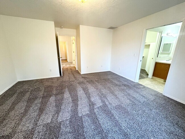 Building Photo - 4650 N Date Palm Ave