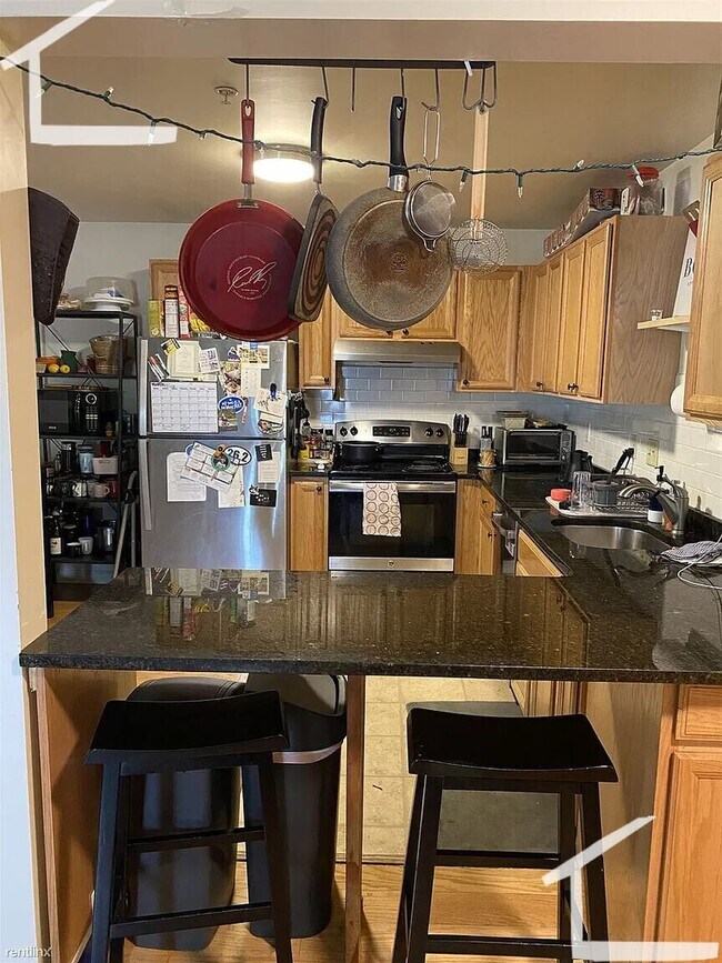 Building Photo - Modern Triplex Apartment with 1 Parking Included.  Conveniently Located.  NO FEE