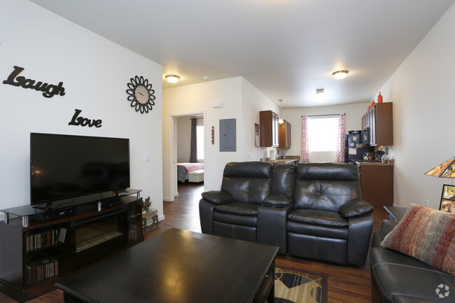 2BR, 1BA - 825 SF - Wheatbaker Patio Home Apartments