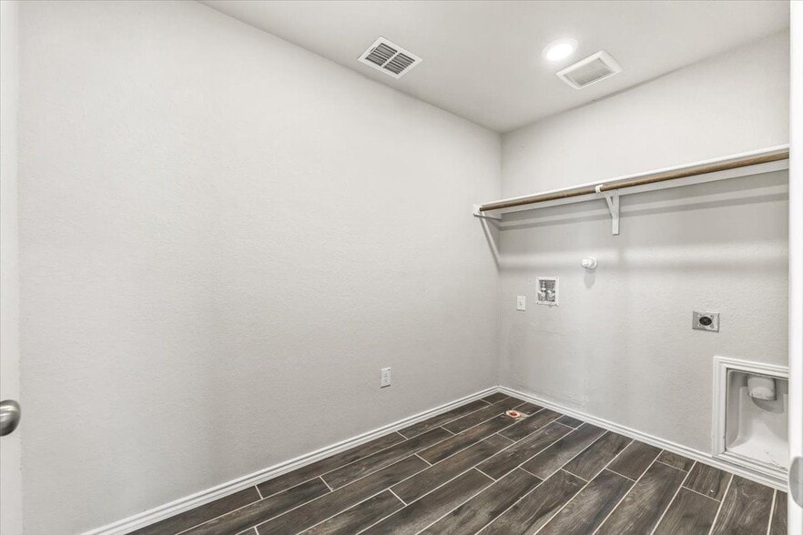 Building Photo - 2521 Ayers Dr