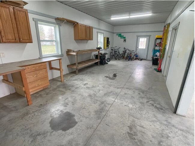 Building Photo - Single family home with BARN/SHOP - Flora, Indiana