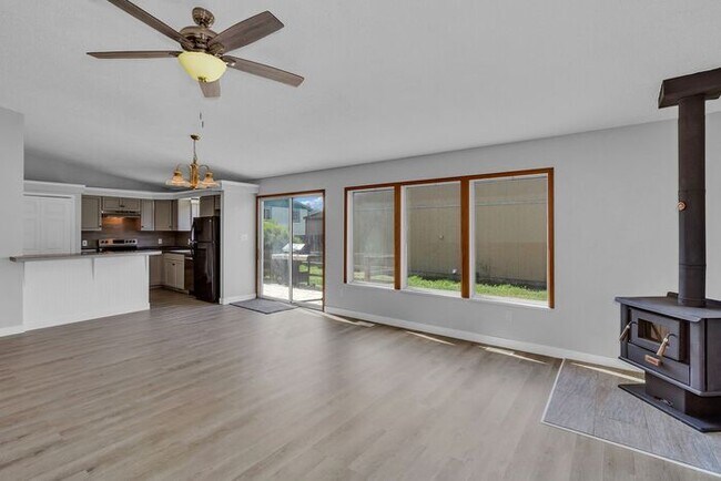 Building Photo - Cozy, Remodeled Gem with Spacious Backyard – Your Perfect Rental Home!