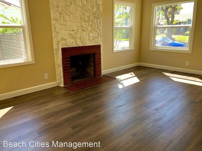Building Photo - 3 br, 1 bath House - 213 E 45th Street