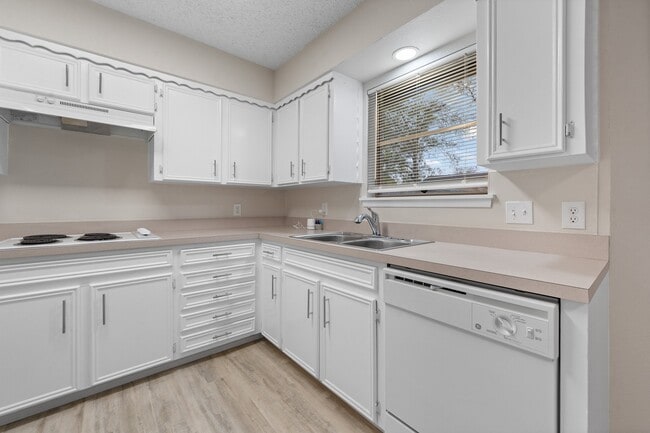 Building Photo - 608 Pleasant Manor Ave