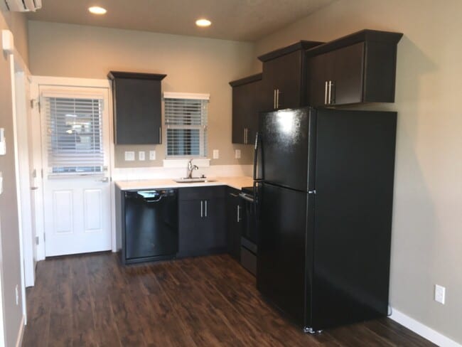 Building Photo - 1575 NE Rumgay Ln