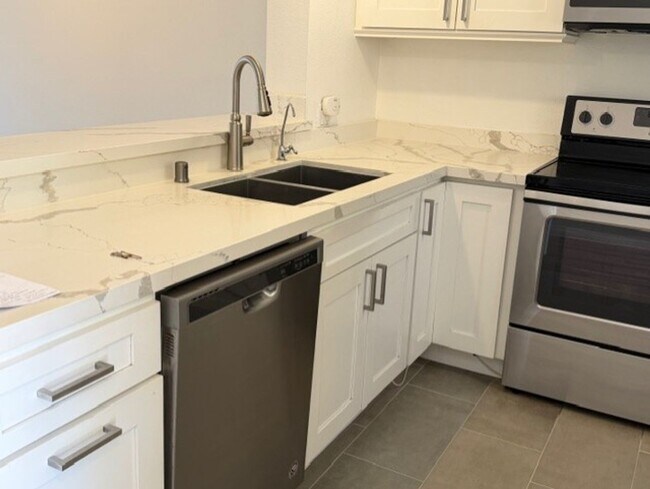 Building Photo - For Lease – Charming Condo in Glendale Hills