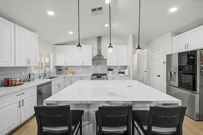 Building Photo - 8352 W San Juan Ave