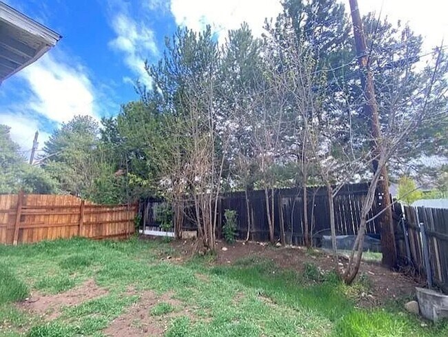 Building Photo - 2 bedroom 1 bathroom duplex with backyard ...
